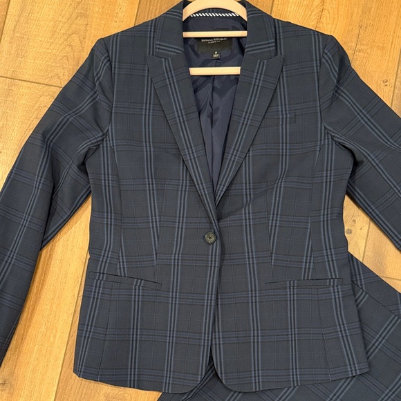 Banana Republic Dark Blue Checkered Navy Suit Washable - Picture 2 of 12